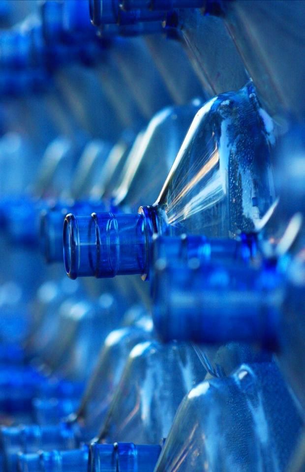 Envases de agua AQUAnat durante el proceso de producción